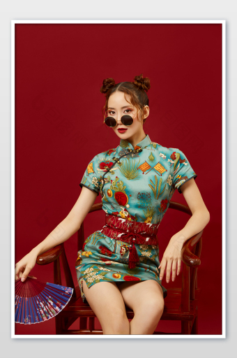 国潮丸子头美女旗袍墨镜半身照