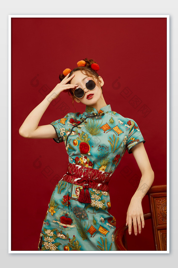 国潮丸子头美女旗袍中国风墨镜可爱写真