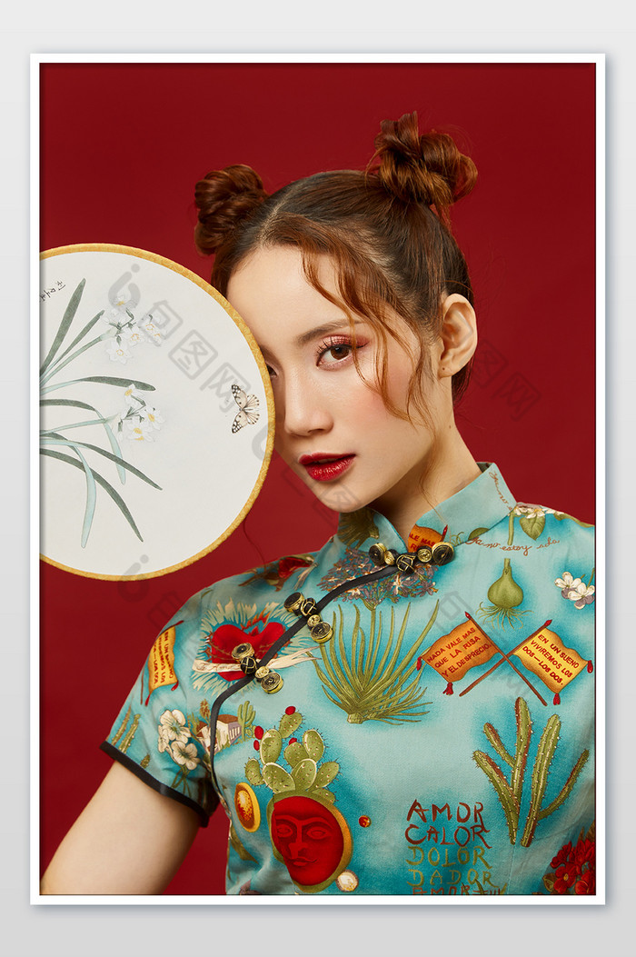 包图网提供精美好看的国潮丸子头美女旗袍中国风半脸特写素材免费下载