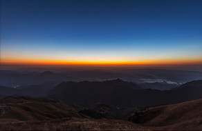 自然风光山顶日出天际线摄影图片