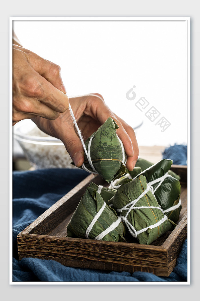高清传统美食端午节包粽子摄影图