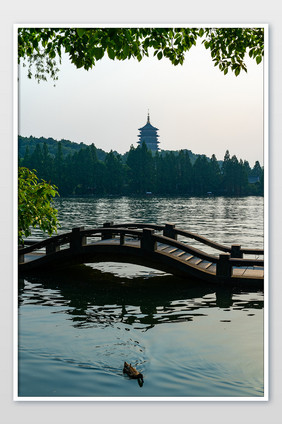 杭州西湖边雷峰塔中式桥梁江南风景摄影图