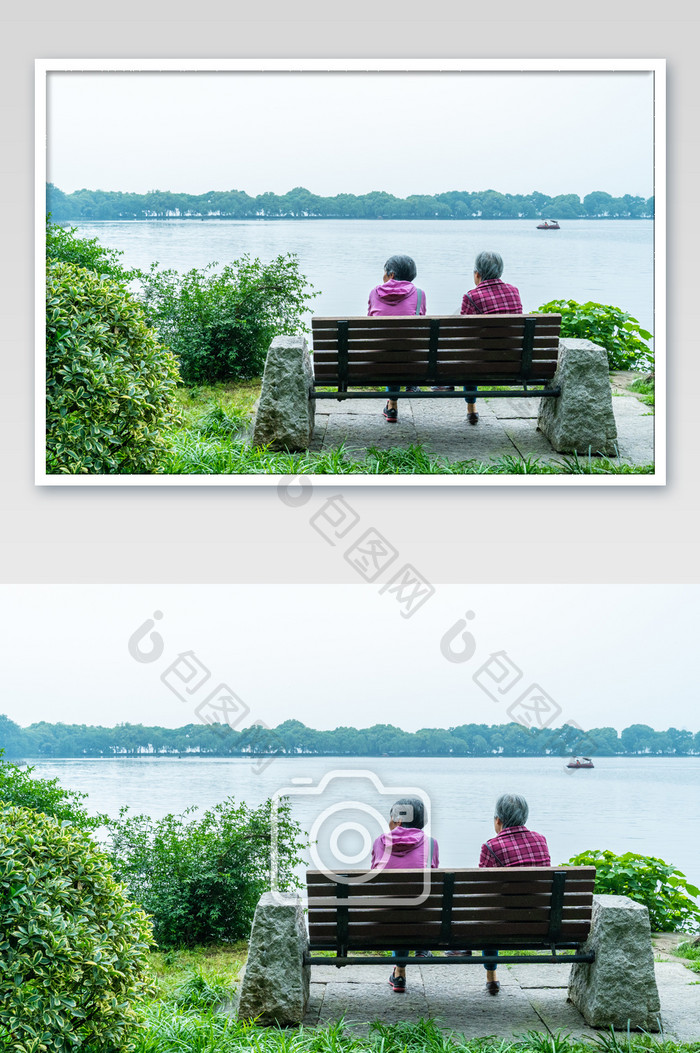 杭州西湖边景色老年旅行友情摄影图