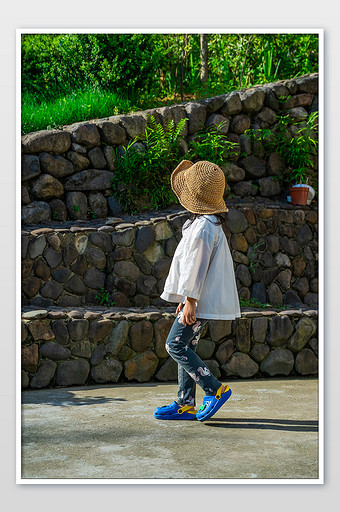 儿童乡间走路背影摄影图图片下载