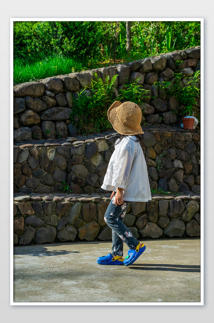 儿童乡间走路背影