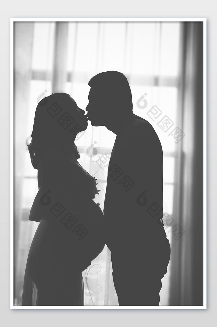 情侣夫妻孕妇怀孕亲吻剪影温馨摄影图片