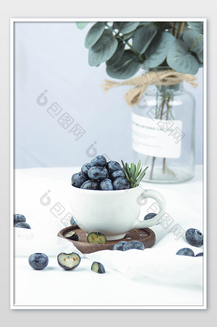 日系风格新鲜蓝莓拍摄影图片