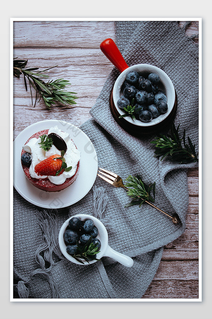 美味的蓝莓蛋糕摄影图