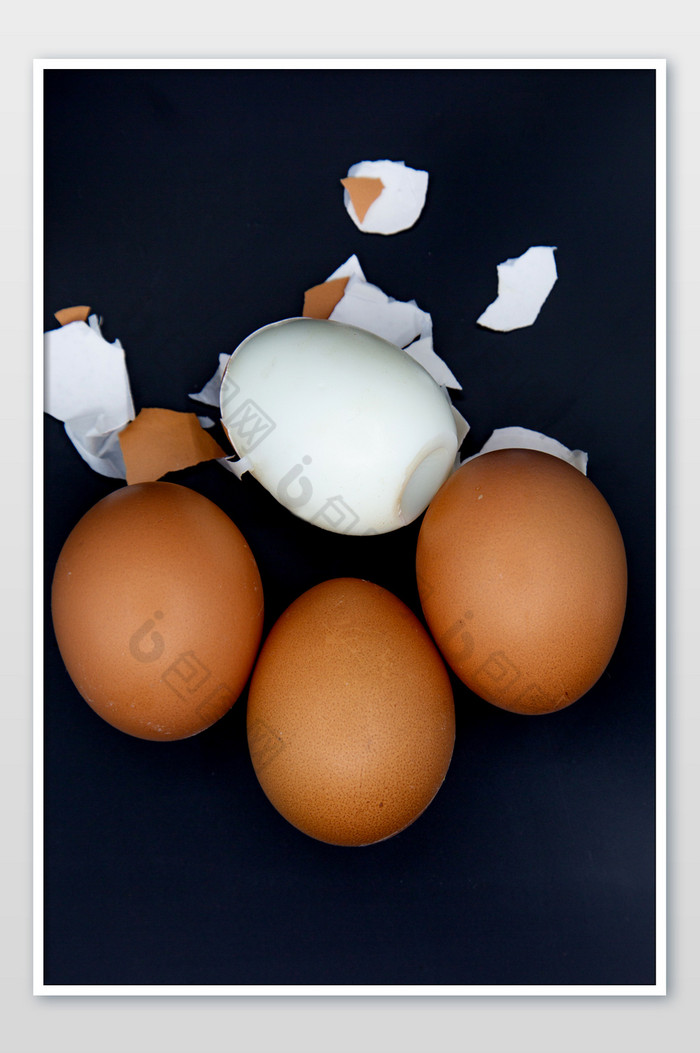 剥开的鸡蛋摄影图片图片