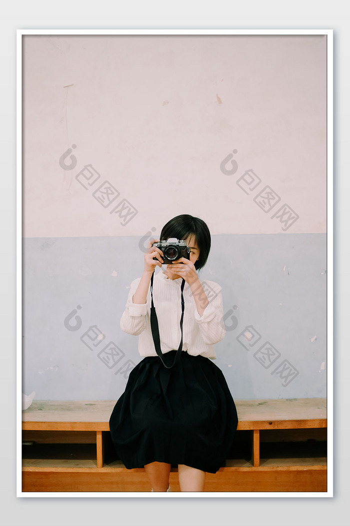 日系少女体育馆胶片少女写真摄影图