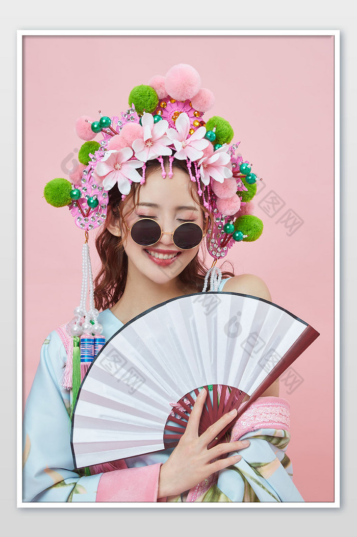 国潮华冠头饰中国风美女微笑摇扇子