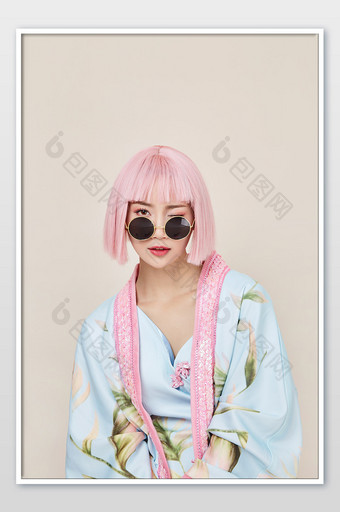 国潮复古中国风粉色头发时尚美女眨眼图片