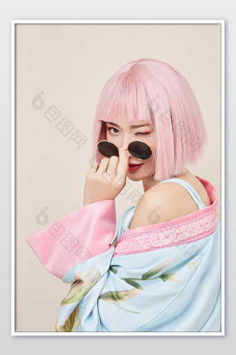 国潮复古中国风粉色头发时尚美女帅气摘墨镜图片