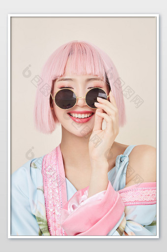 国潮复古中国风粉色头发时尚美女开心大笑图片