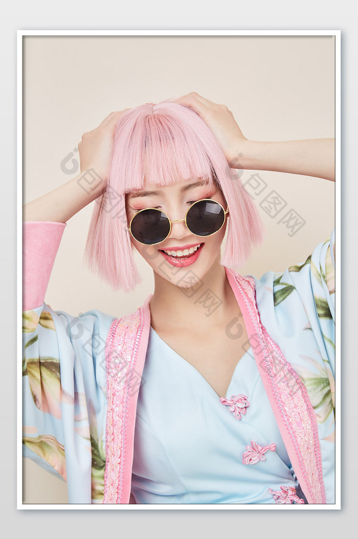 国潮复古中国风粉色头发时尚美女抱头