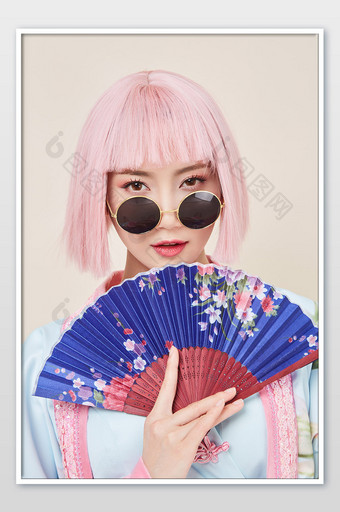 国潮复古中国风粉色头发时尚美女扇子图片
