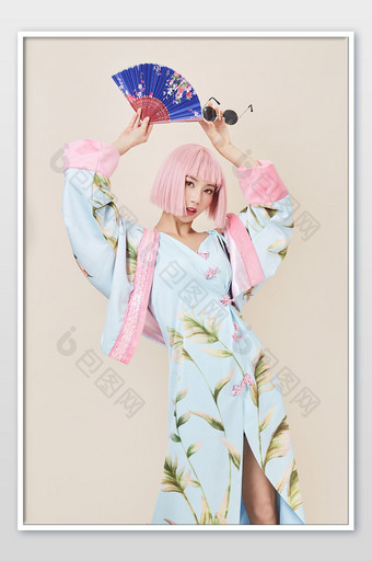 国潮复古中国风粉色头发时尚美女帅气抬手图片