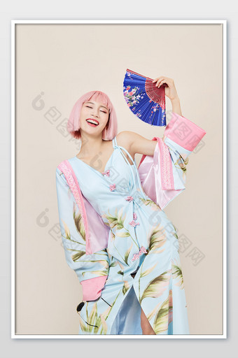 国潮复古中国风粉色头发时尚美女大笑写真图片