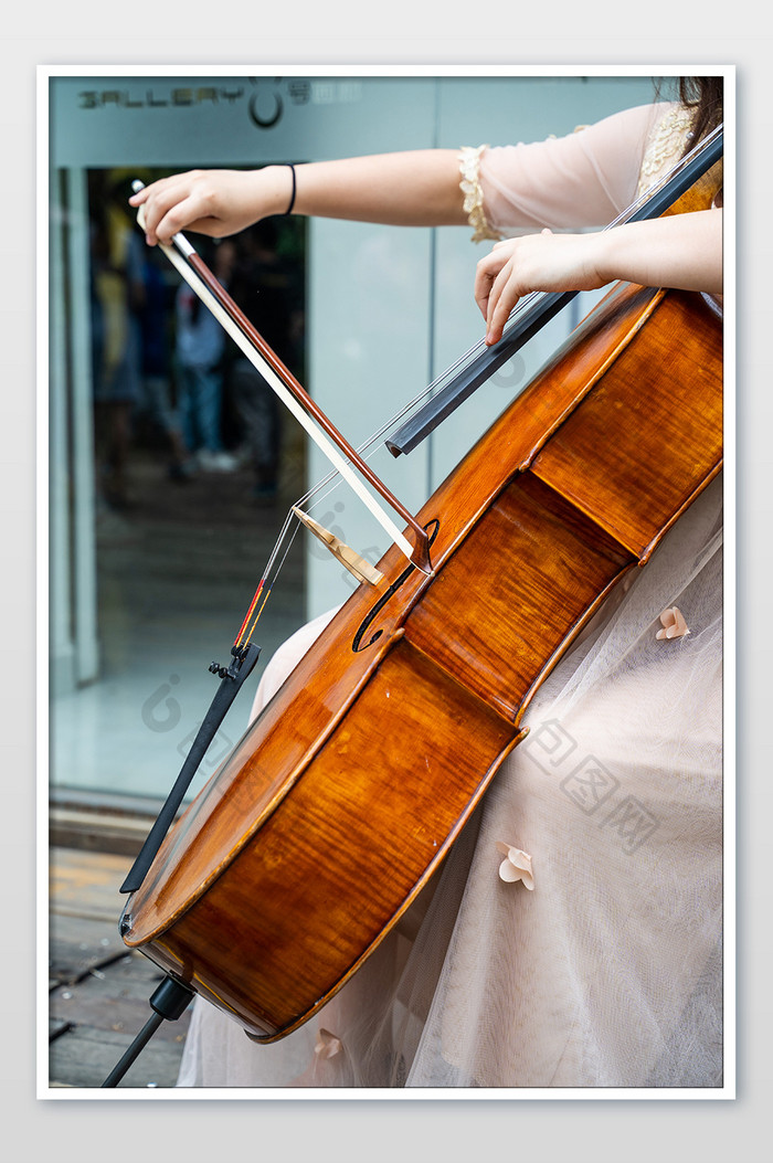 音乐家大提琴演奏优美动作高雅摄影图