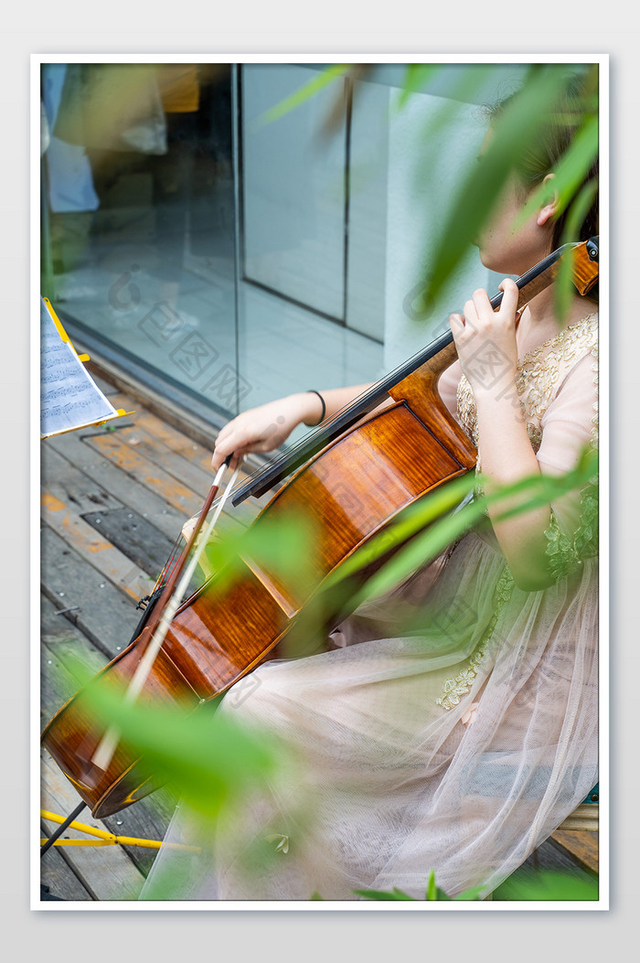 音乐家大提琴演奏优美动听高雅高清摄影图