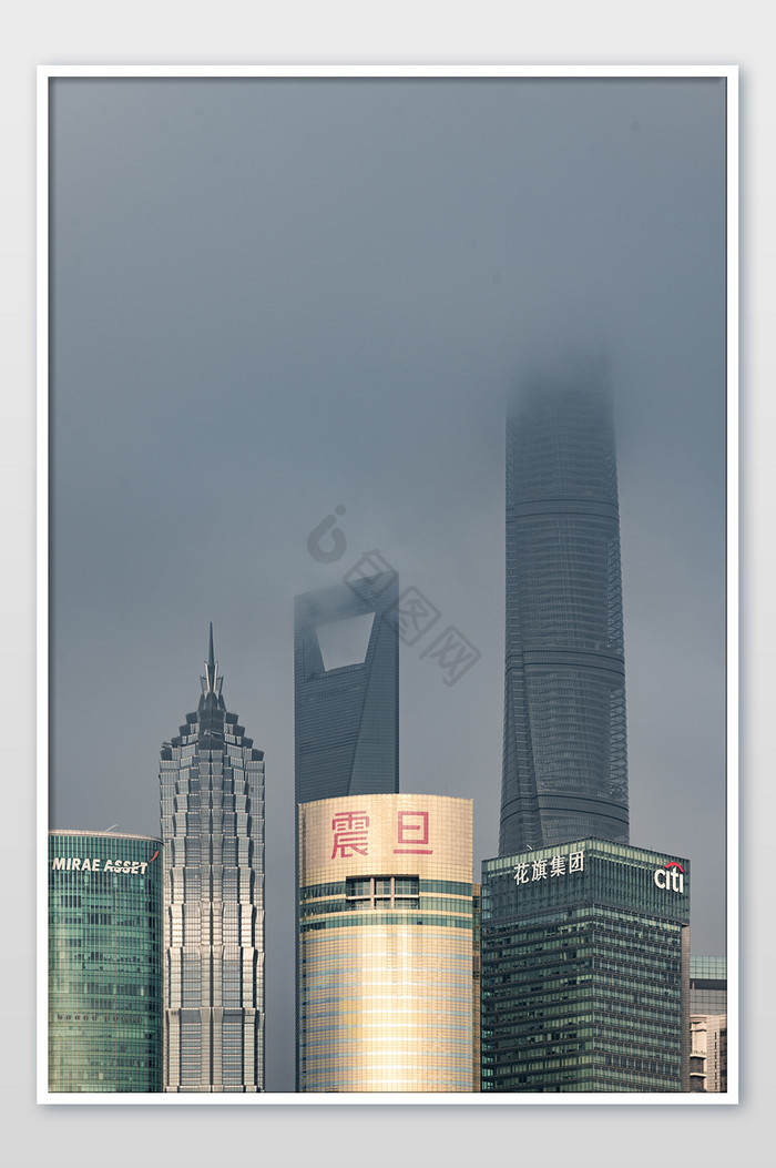 平流雾下的上海陆家嘴建筑群摄影图图片