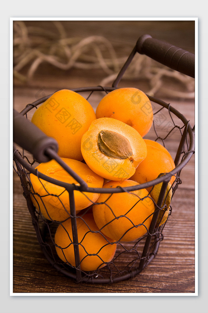 编织篮里的甜杏水果好吃的杏