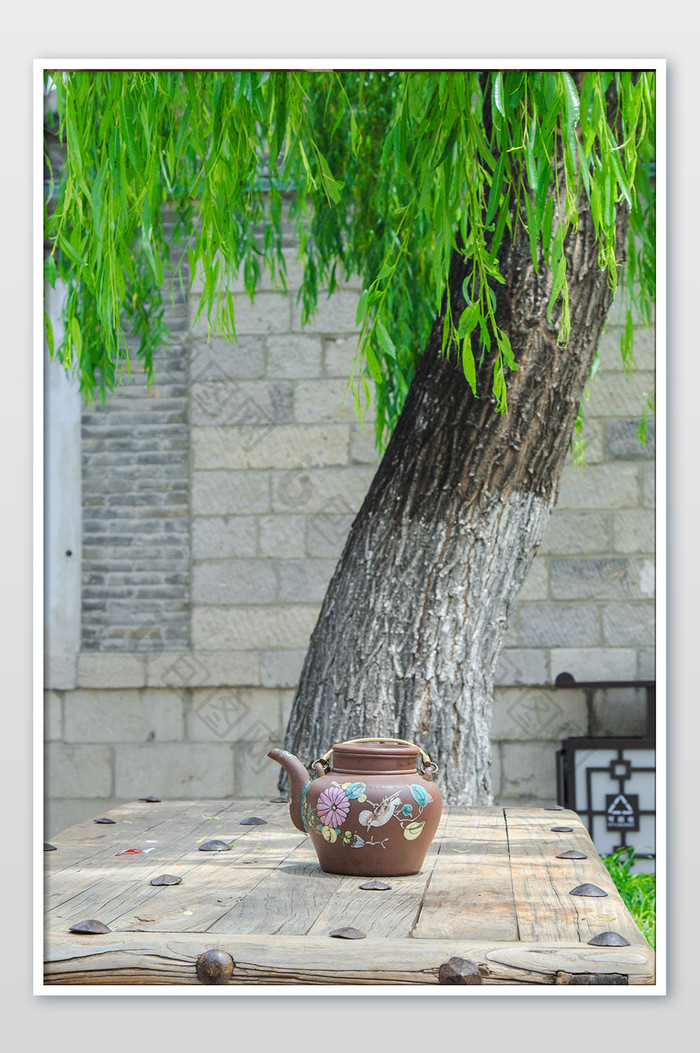 大气苏州柳树与茶壶摄影图