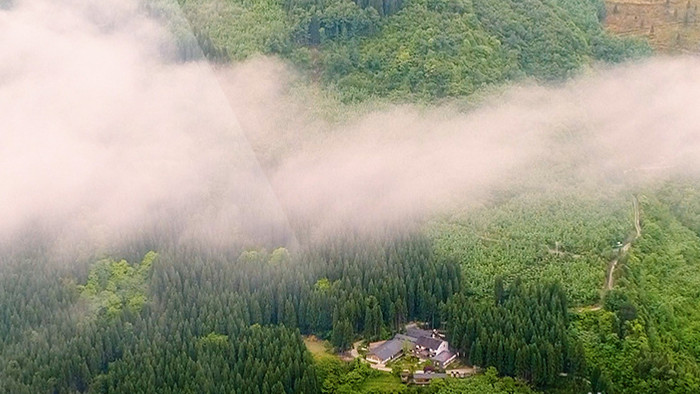 北川瓦壶沟大美羌寨流动的云雾山间别墅航拍