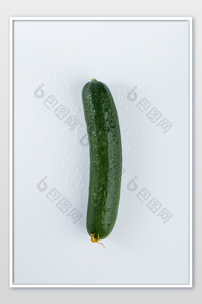 白底蔬菜水果小黄瓜摄影图
