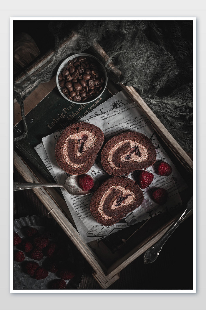 暗调巧克力蛋糕卷美食摄影图片图片