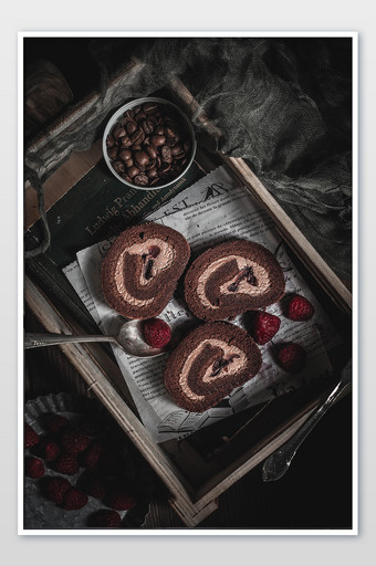 暗调巧克力蛋糕卷美食摄影图片