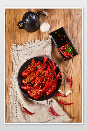 红色麻辣小龙虾木纹味碟油壶美食摄影图片