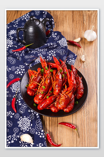 红色小龙虾麻辣木纹蓝色桌布美食摄影图片