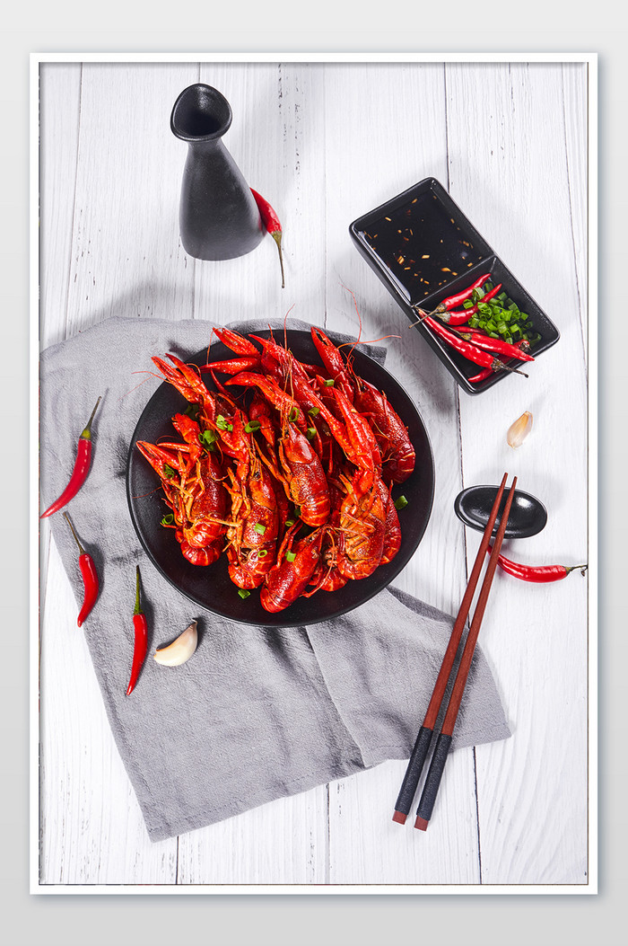 红色小龙虾麻辣白色木纹味碟美食摄影图片