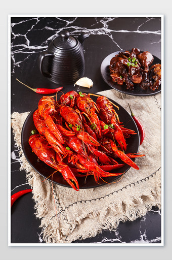 红色小龙虾麻辣桌布黑色碟子美食摄影图片