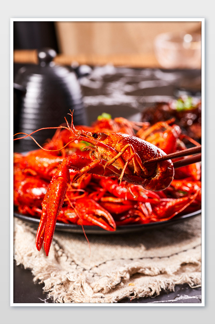 红色小龙虾麻辣单只黑色背景美食摄影图片
