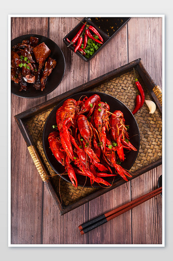 红色麻辣小龙虾木纹背景美食摄影图片