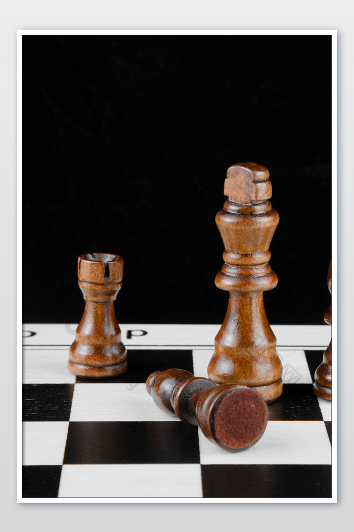 黑底棋子的国际象棋摆拍摄影图片