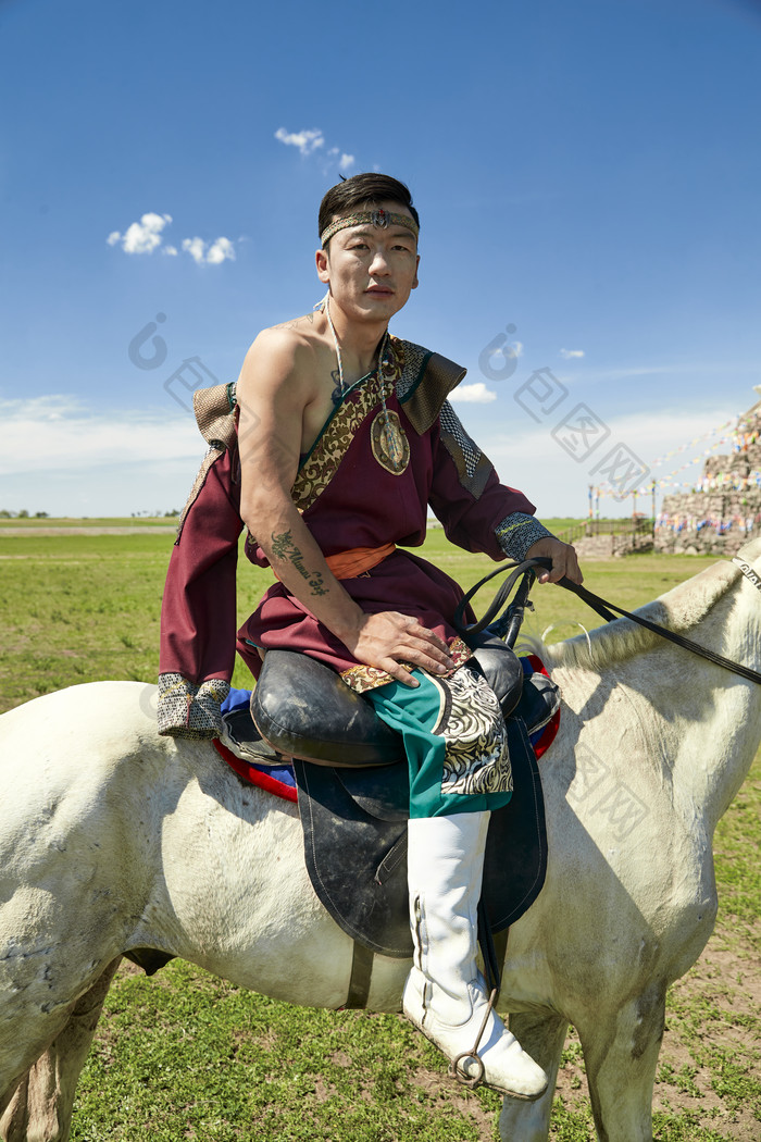 那达慕大会上草原汉子马术表演