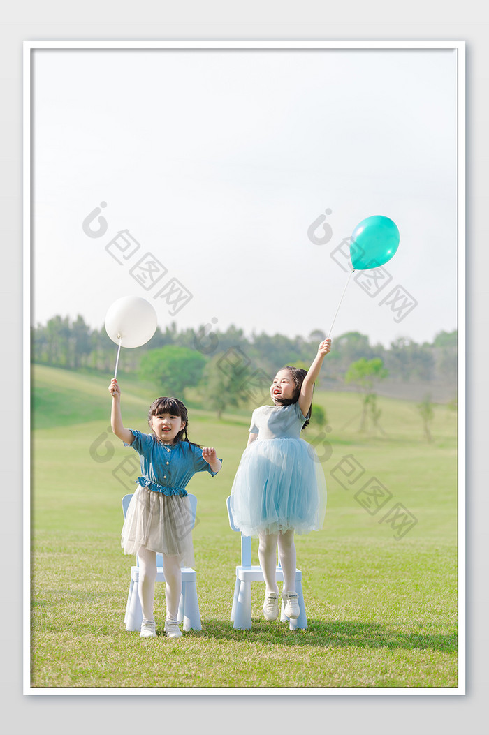 六一儿童节阳光下童年草地气球快乐摄影图片