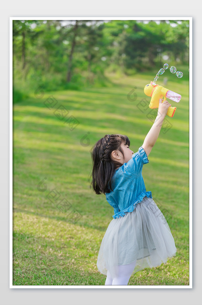 六一儿童节户外女孩童年草地彩色泡泡图片