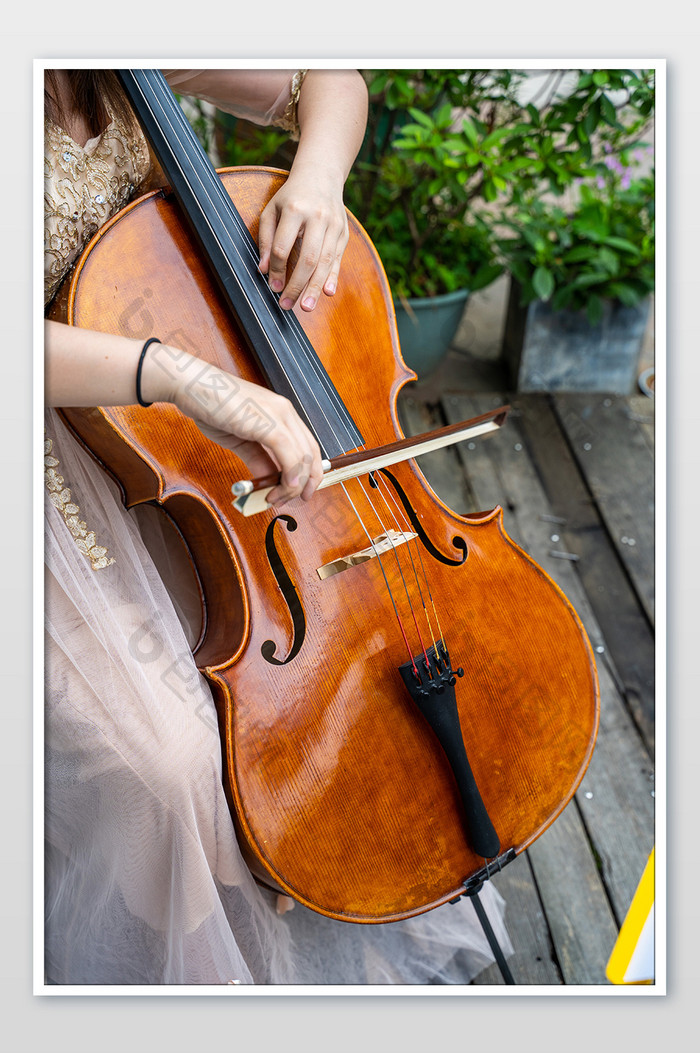 大提琴乐音家大提琴动作教育摄影图