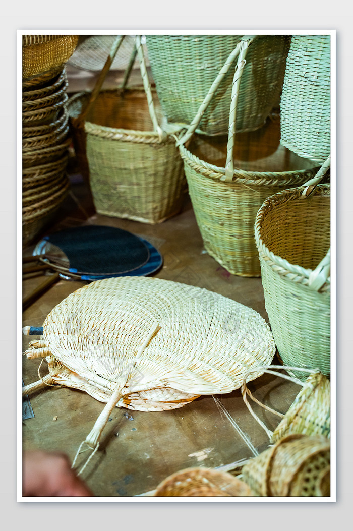 中国传统手工艺竹制品扇子篮子摄影图