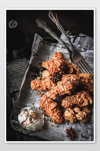 金鸡柳竖版麻辣板筋朝鲜凉菜摄影图片手里拿着鸡块沾蕃茄酱炸鸡爆浆黑