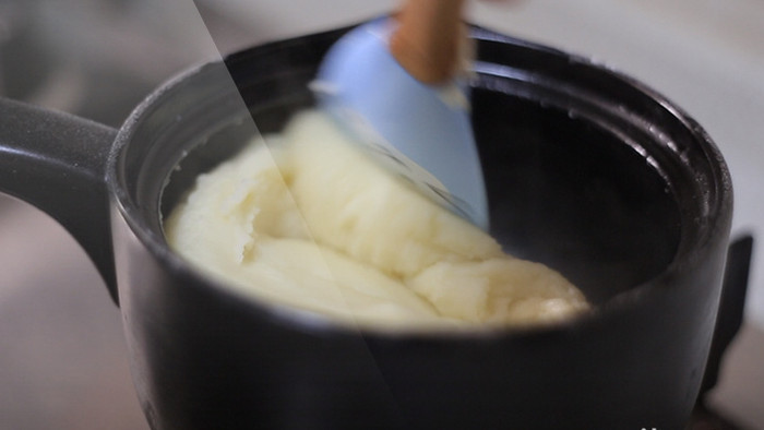 奶油搅拌实拍蛋皮制作视频素材