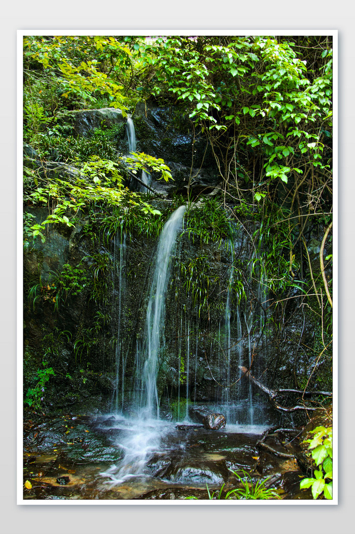 小瀑布山间流水青山绿色摄影图图片