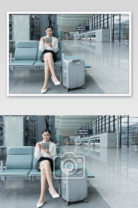 女性机场候机使用平板电脑片