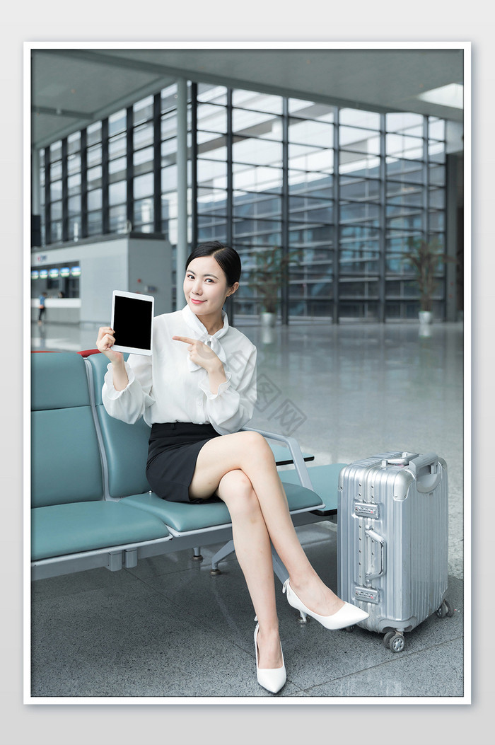 商务女性出差机场使用平板电脑摄影图片