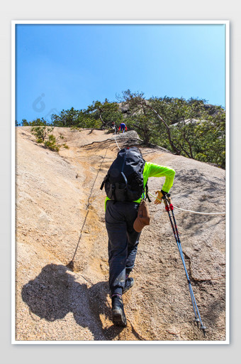 安徽黄山悬崖峭壁攀岩徒步惊险刺激背影图图片
