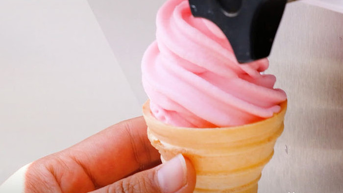 高清升格实拍90年代老式冰淇淋机冰淇淋
